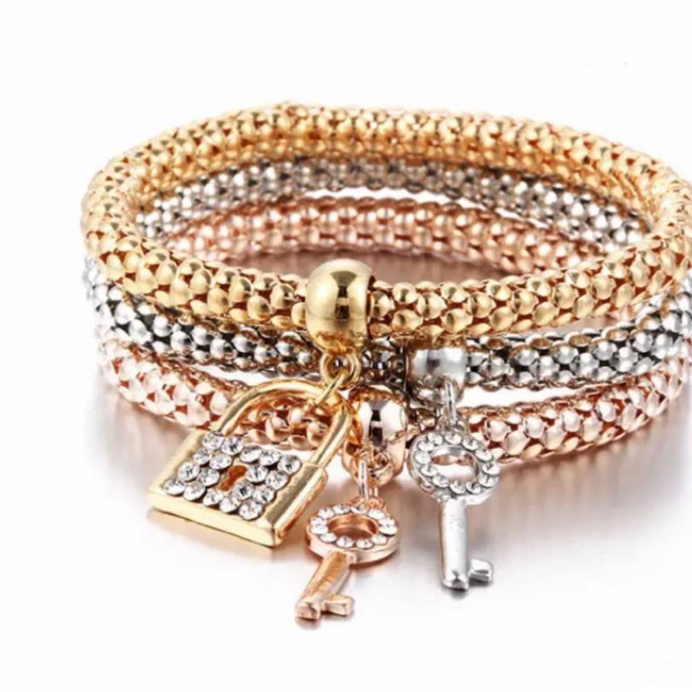 3Pcs Girl's Stackable Bracelet Set W Lock & Key Shape Pendant Stretch Bracelet